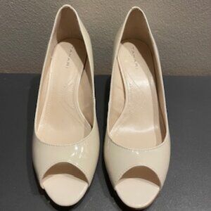 Tahari Marie Peep Toe Pump Cone Beige Patent Leather 2.5” Heel Size 8.5